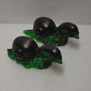 1 Black & Green Xenomorph Snailien